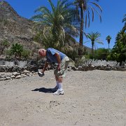 Larry nachází svůj ztracený klobouk. Myslel, že ho ztratil v kostele, a ten pán co na kostel dohlížel z toho měl málem infarkt že by někdo zcizil Larryho klobouk přímo z kostela. Z fotek jsem našla poslední známé místo, kde jsem ještě měla Larryho v klobouku, a odtamtud už jsme snadno přišli na to, kde ho musel ztratil. Hlásili jsme pánovi v kostele, kterému se ulevilo. : Baja2011